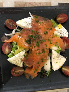 Una foto de Ensalada de salmón y queso fresco