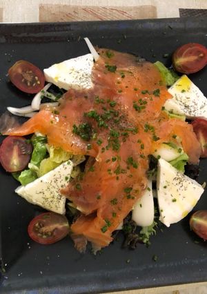 Una foto de Ensalada de salmón y queso fresco