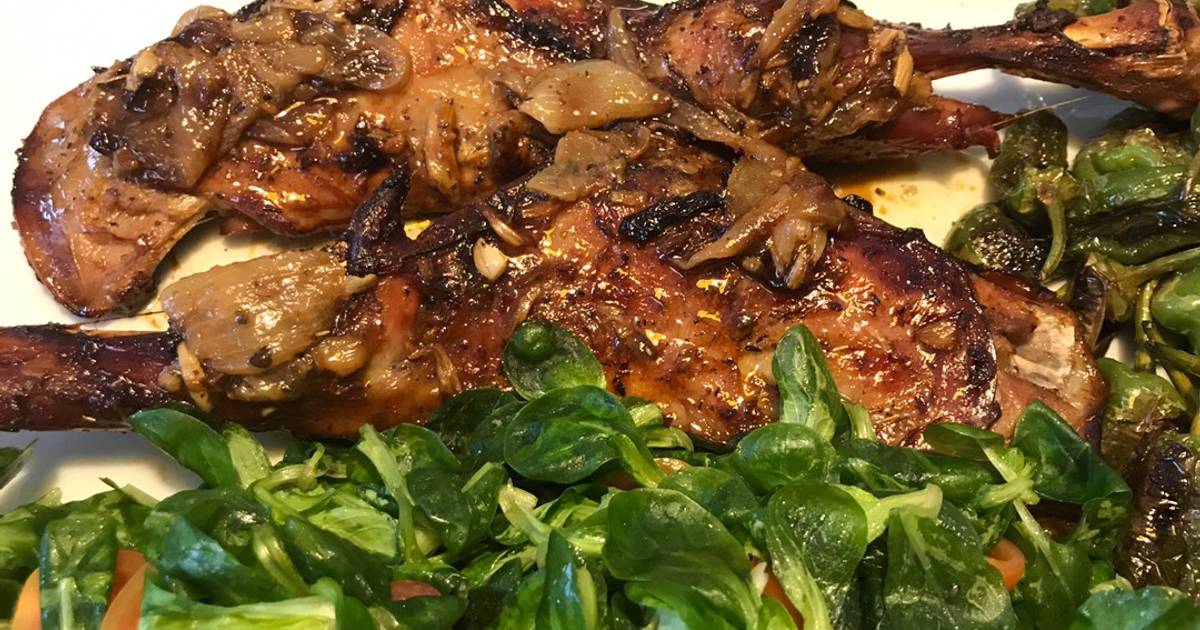 Paletilla de cordero o de lechal al horno con guarnición de canónigos y  pimientos de Padrón Receta de Dos Pi- Cookpad