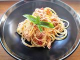Espaguetis con tomates cherry, queso ricota y atún