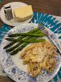 Pasta con pollo, tocino y espárragos