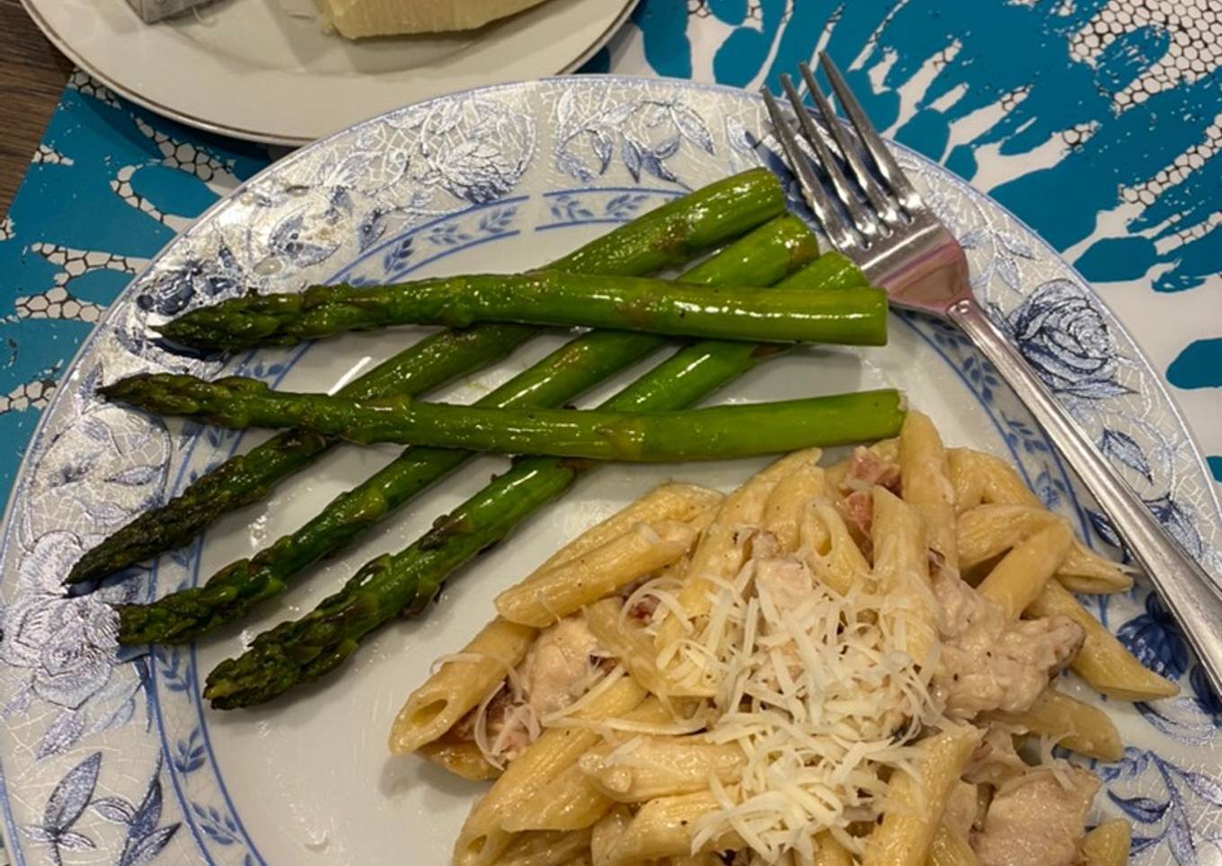 Pasta con pollo, tocino y espárragos