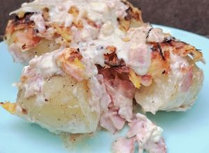 Una foto de Papas rellenas de tocino 🥔🥓