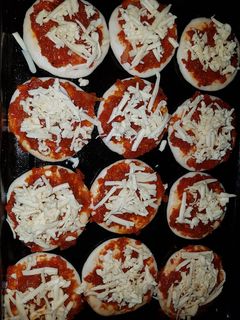 صورة لوصفة بيتزا بعجينة العشر دقائق