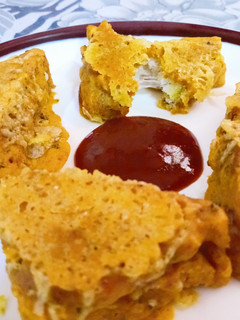 चीज़ स्टफ्ड ब्रेड पकोड़ा (Cheese stuffed bread pakoda recipe in Hindi) रेसिपी मुख्य फोटो