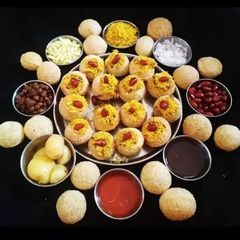 A picture of भेल-पूरी.