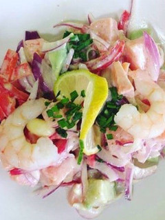 Una foto de Ceviche de salmón y colita de camarón 🍤🐟