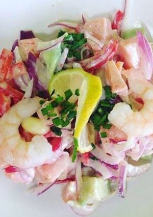 Una foto de Ceviche de salmón y colita de camarón 🍤🐟