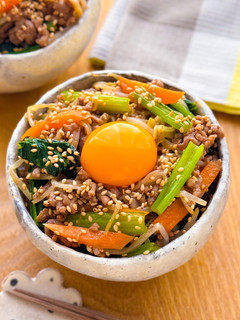 A picture of One-Pan Soboro Bibimbap Bowl with Ground Meat.