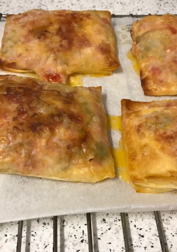 Una foto de Paquetitos de masa filo rellenos 📦 🤤