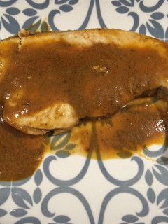 Una foto de Pez espada a la plancha con salsa Café de París