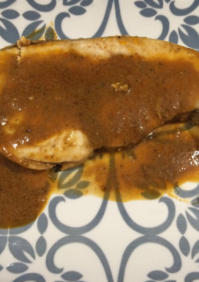 Una foto de Pez espada a la plancha con salsa Café de París