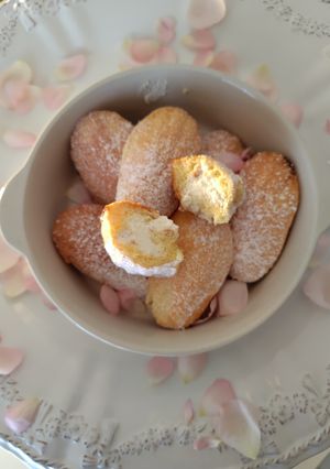 Une photo de Madeleine au gâteau des anges