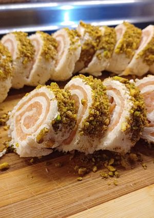 Foto di Roll di pancarrè con salmone e pistacchio