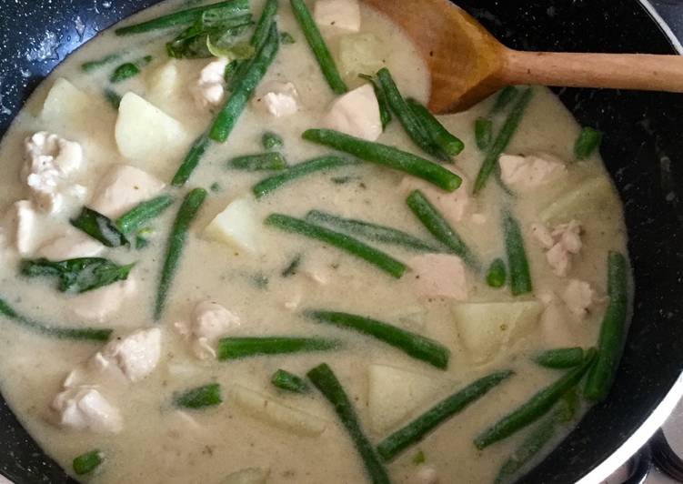 Delicious Thai green chicken curry