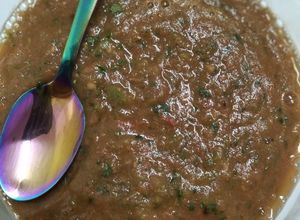 Una foto de Salsa de chile serrano, jalapeño y cilantro