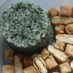 A picture of Nasi ijo/Nasi bayam bekal sekolah.