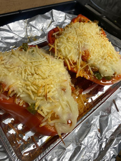 Una foto de Pimientos rellenos de atún y verduras al horno