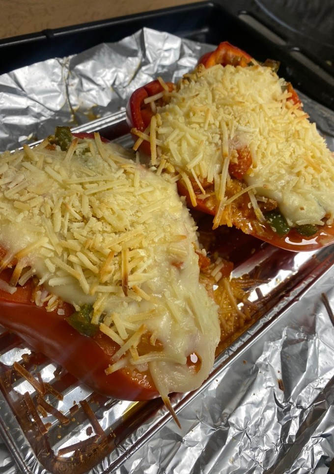 Una foto de Pimientos rellenos de atún y verduras al horno