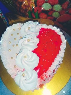 एगलेस हार्ट शेप केक (eggless heart shape cake recipe in hindi) रेसिपी मुख्य फोटो