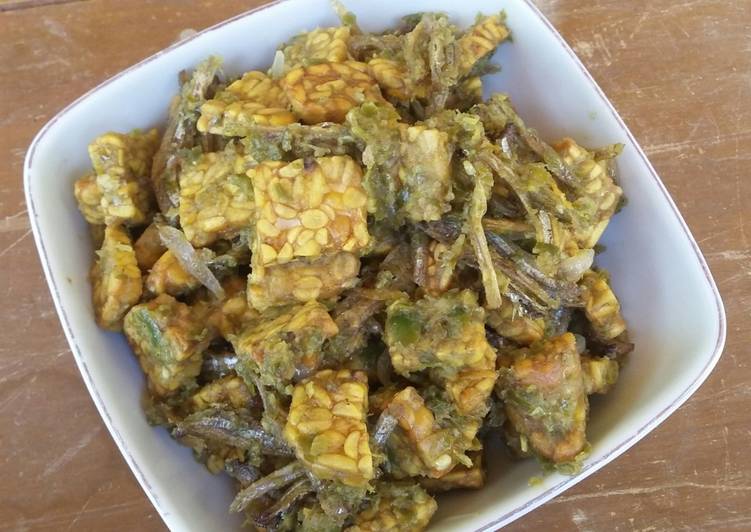 Bagaimana Menyiapkan Teri Tempe Sambal ijo Kering yang Sempurna