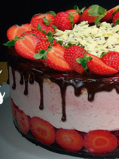 Una foto de Tarta de mousse y gelatina de fresas (TARTA SIN HORNO)