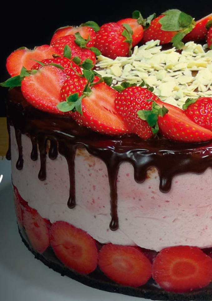Una foto de Tarta de mousse y gelatina de fresas (TARTA SIN HORNO)