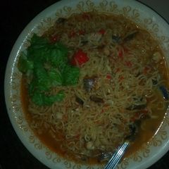 A picture of Indomie with fish,garnish with lettuce.