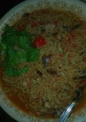 A picture of Indomie with fish,garnish with lettuce.