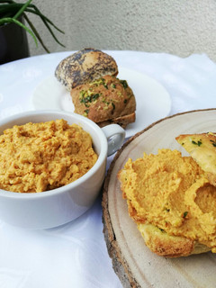 Una foto de Paté vegano de zanahorias asadas y crema de cacahuete