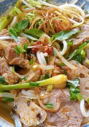 Hình của món Bún Bò Huế (Bắp bò,sườn bò và chả lụa).