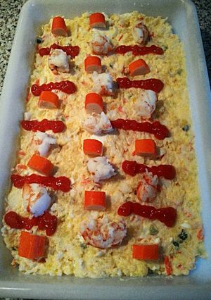 Una foto de Ensaladilla de gambas y palitos de cangrejo
