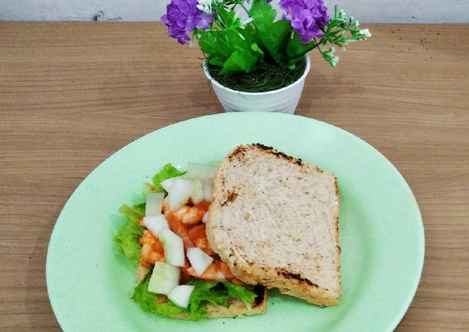 Sandwich roti gandum udang pedas untuk diet