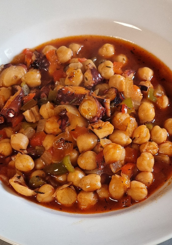 Una foto de Garbanzos guisados con pulpo