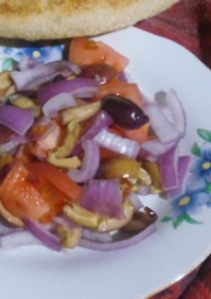 صورة لوصفة سلطة البصل وقطع الزيتون