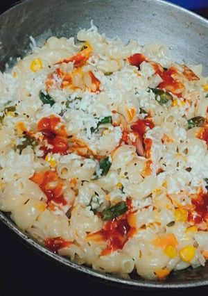 A picture of Italian white sauce pasta.