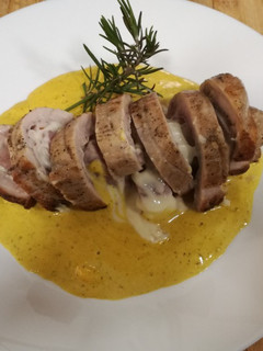 Foto principal de Solomillo de cerdo relleno de York y queso con salsa de queso