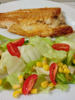 Una foto de Lubina a la plancha con ensalada