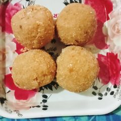 A picture of Besan ke laddoo.