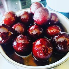 A picture of Gulab Jamun.