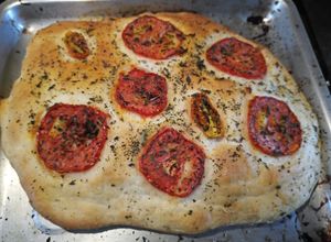 Una foto de Focaccia con jitomate 🍅🌱🍞