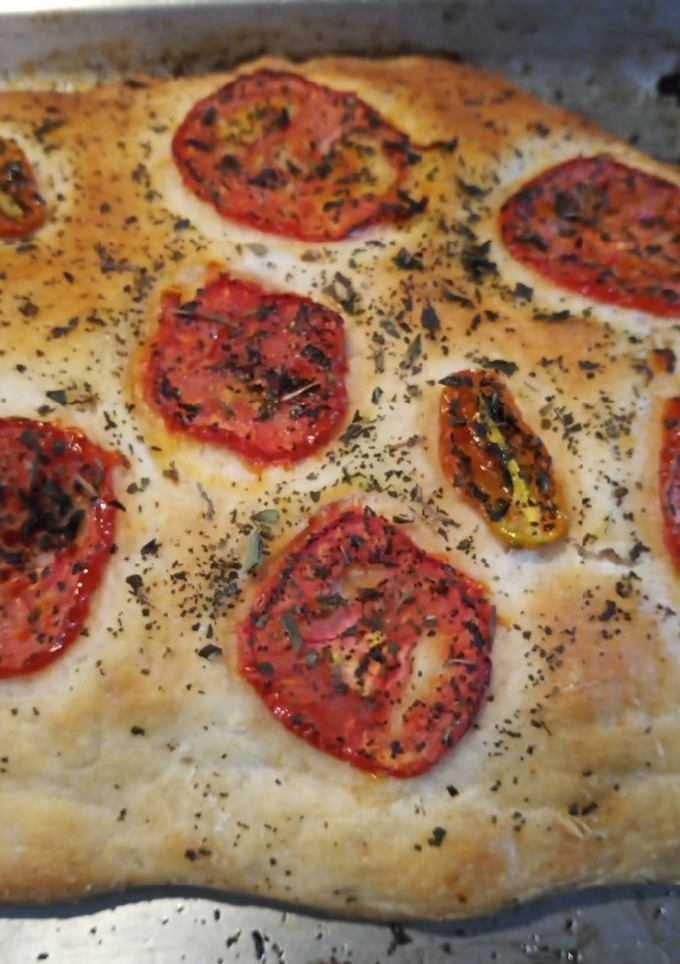 Una foto de Focaccia con jitomate 🍅🌱🍞
