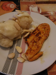 Una foto de Pechuga de pollo al pimentón acompañada de coliflor gratinada