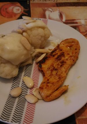Una foto de Pechuga de pollo al pimentón acompañada de coliflor gratinada