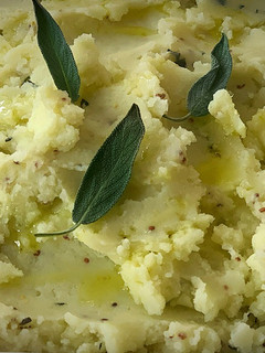 Una foto de Puré de patatas con mostaza y salvia