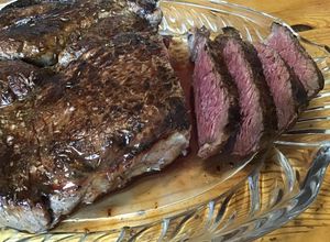 Une photo de Basse côte marinée grillée à la plancha