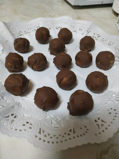 Una foto de Bolitas de mazapán cubiertas de chocolate