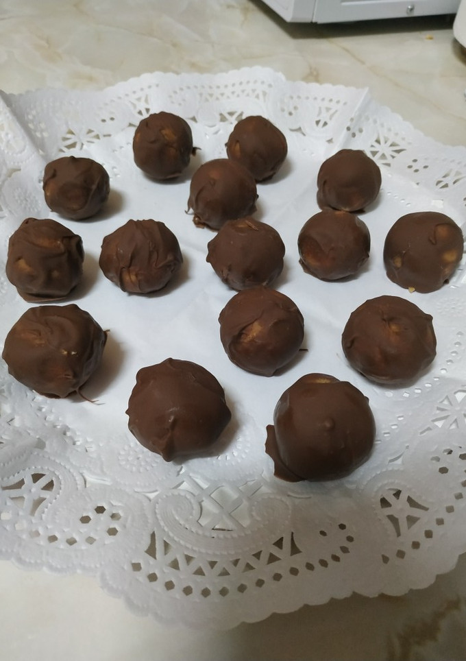 Una foto de Bolitas de mazapán cubiertas de chocolate