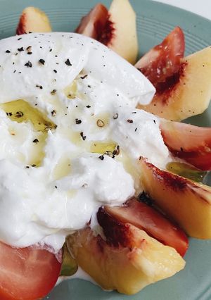 A picture of Peach and Tomato Caprese Salad.