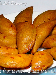 Una foto de Empanadillas de masa casera, rellenas de tomate